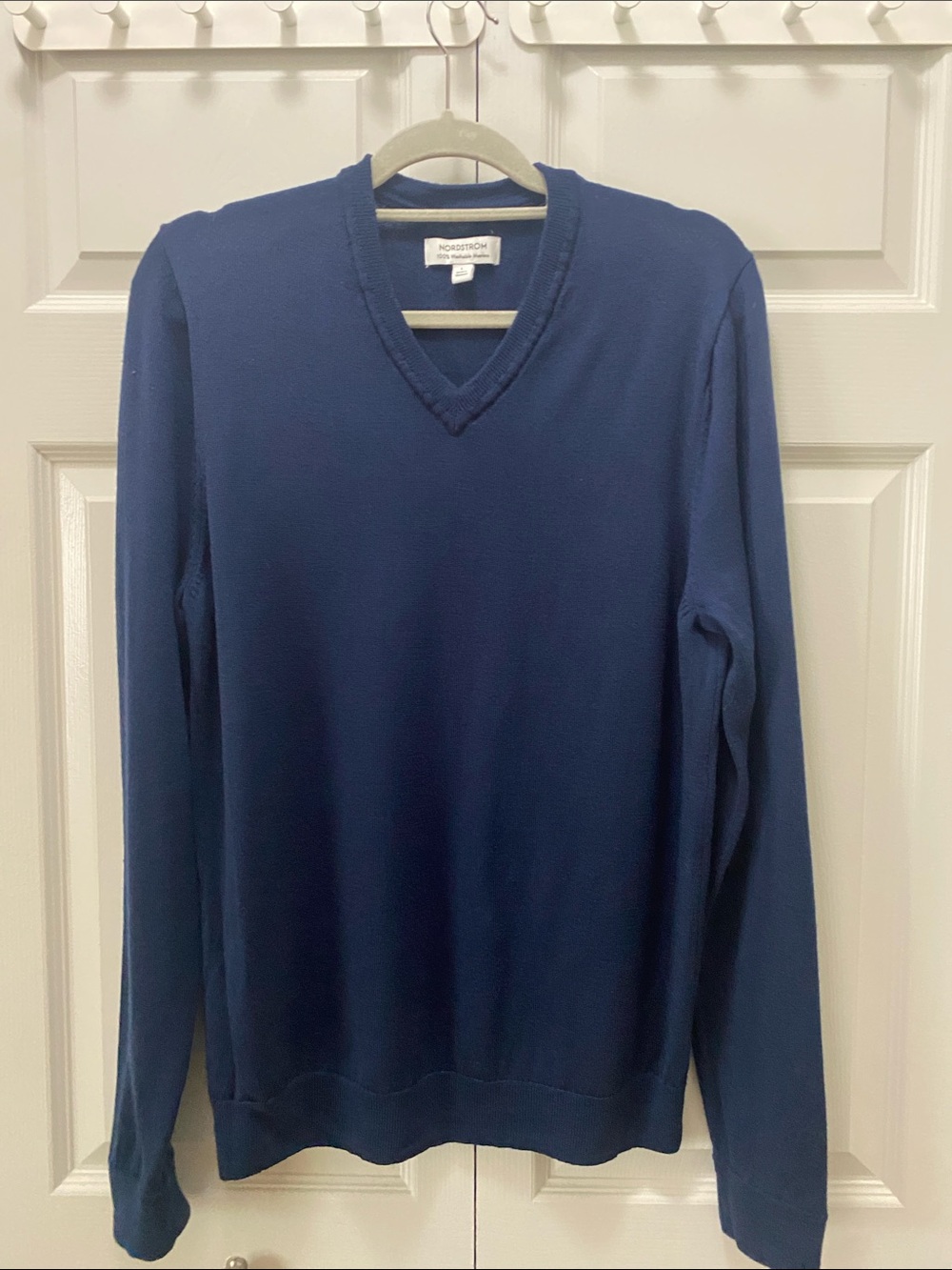 Nordstrom Men’s Deep Navy V-Neck Sweater 100% Washable Merino Wool Size Large